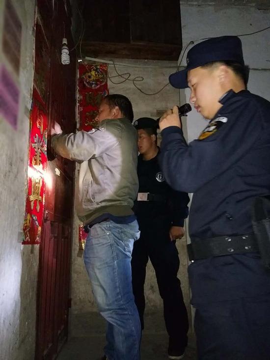 海口粗心妈妈误将幼女锁家中 