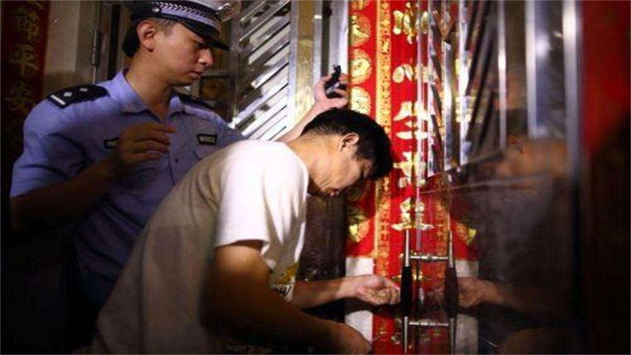 海口请开锁师傅开了锁后，师傅